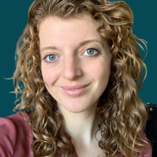 Headshot of Alysa smiling at camera