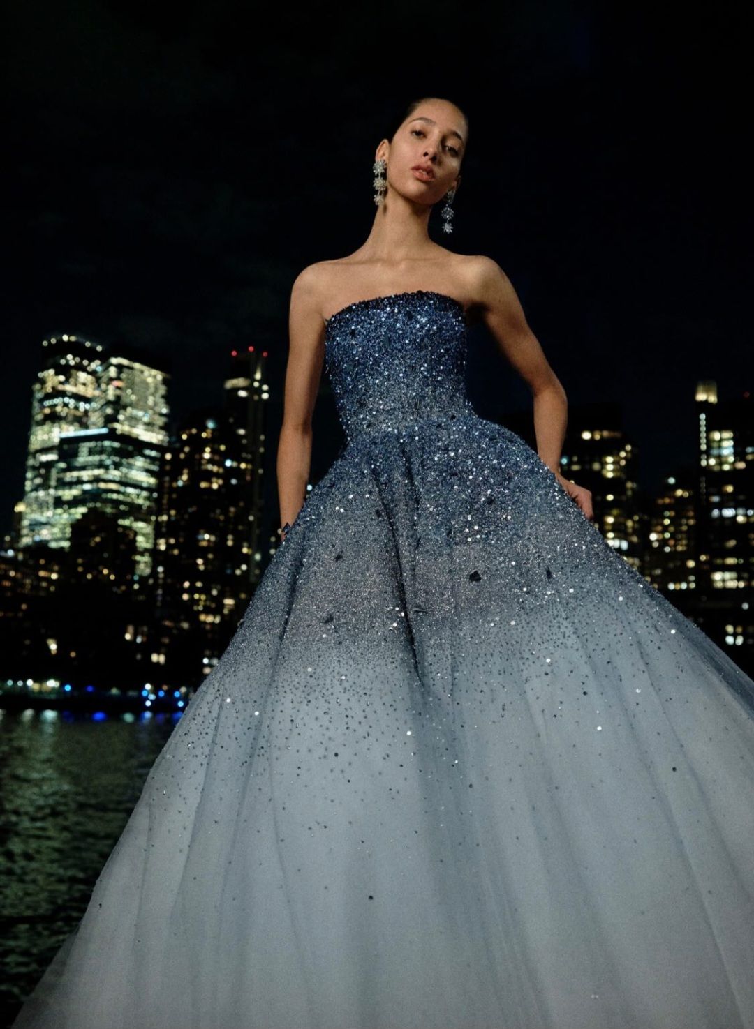 Una mujer con un vestido de novia sostiene un ramo de flores.