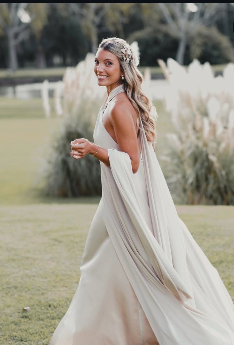 Una mujer con un vestido blanco está volando por el aire.