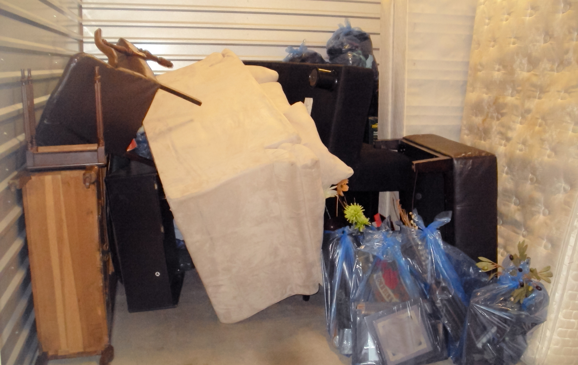 A room filled with lots of stuff including a piano