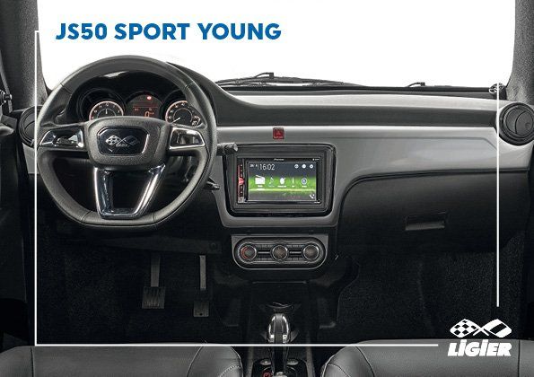 L'intérieur d'une voiture avec un volant et une radio.