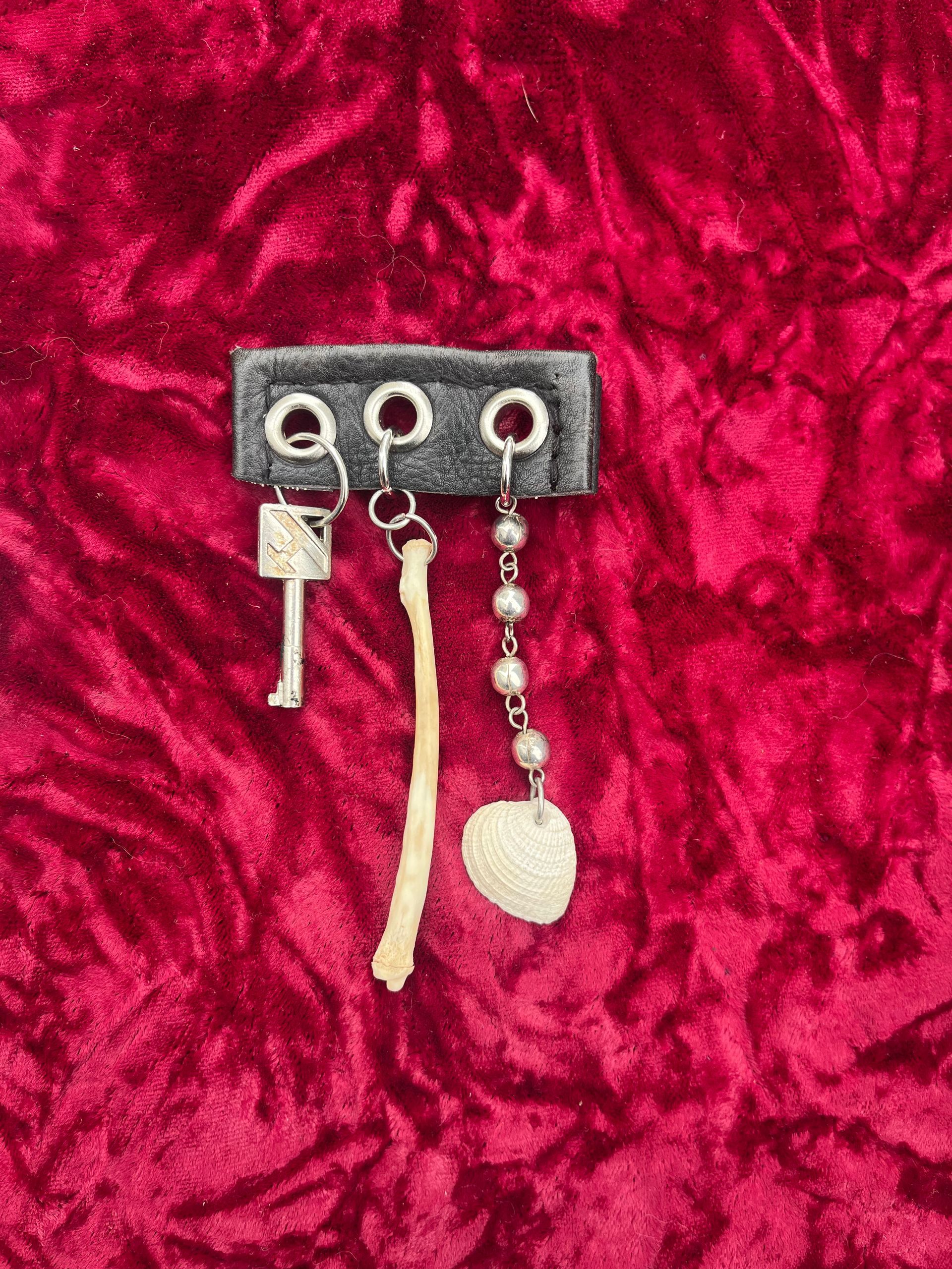 Three wishes brooch