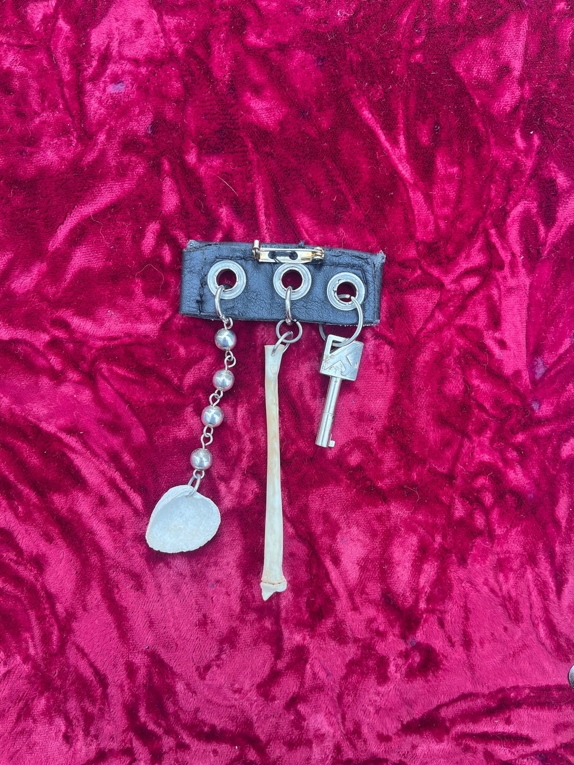 Three wishes brooch