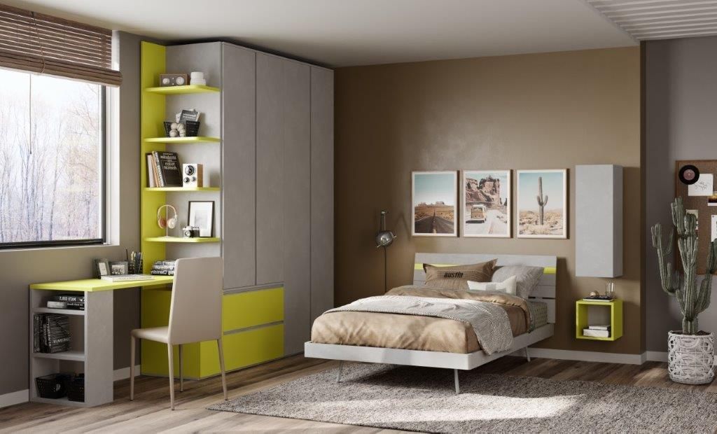 Camera da letto moderna con letto, scrivania, mobili grigi e gialli e quadri incorniciati appesi vicino a una finestra.
