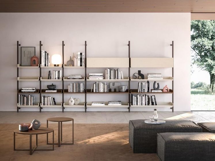Moderna libreria a parete con libri, decorazioni e una luce soffusa. Include tavolini da caffè e una zona salotto.