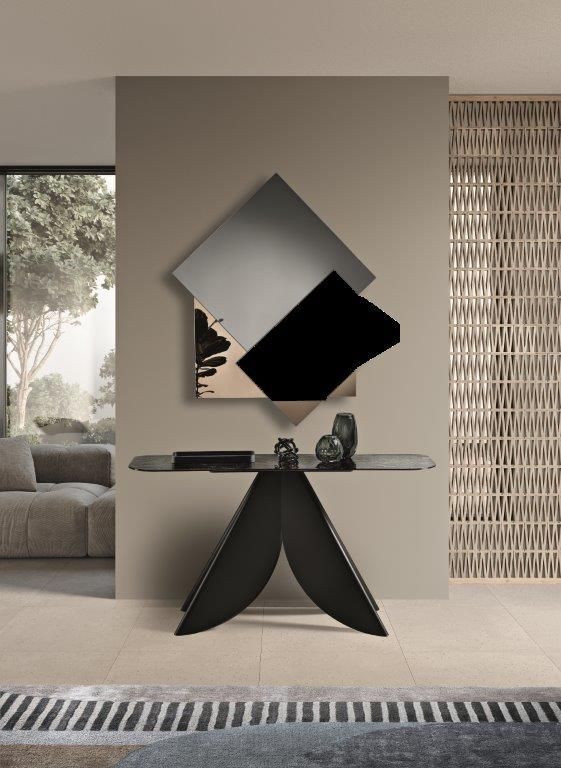Consolle moderna con specchio a parete a forma di diamante in un soggiorno dai toni neutri.