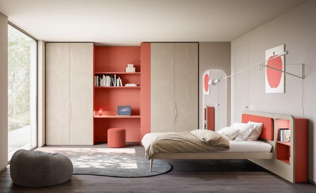 Camera da letto moderna con pareti beige, mensole color corallo, letto basso, finestra rotonda e un grande tappeto accanto a una finestra luminosa.