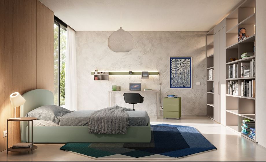 Camera da letto moderna con letto grigio, pareti bianche, comodini e un'ampia finestra luminosa.