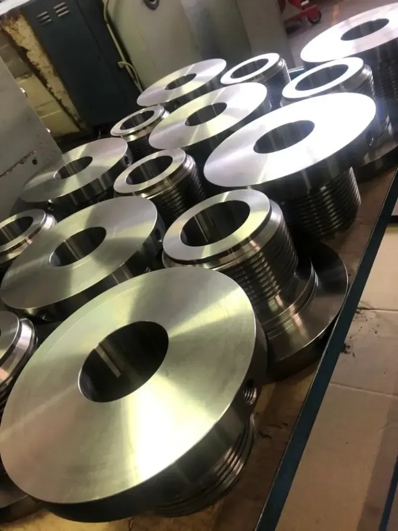 Parti metalliche con grandi facce circolari e corpi cilindrici, probabilmente componenti di macchine.