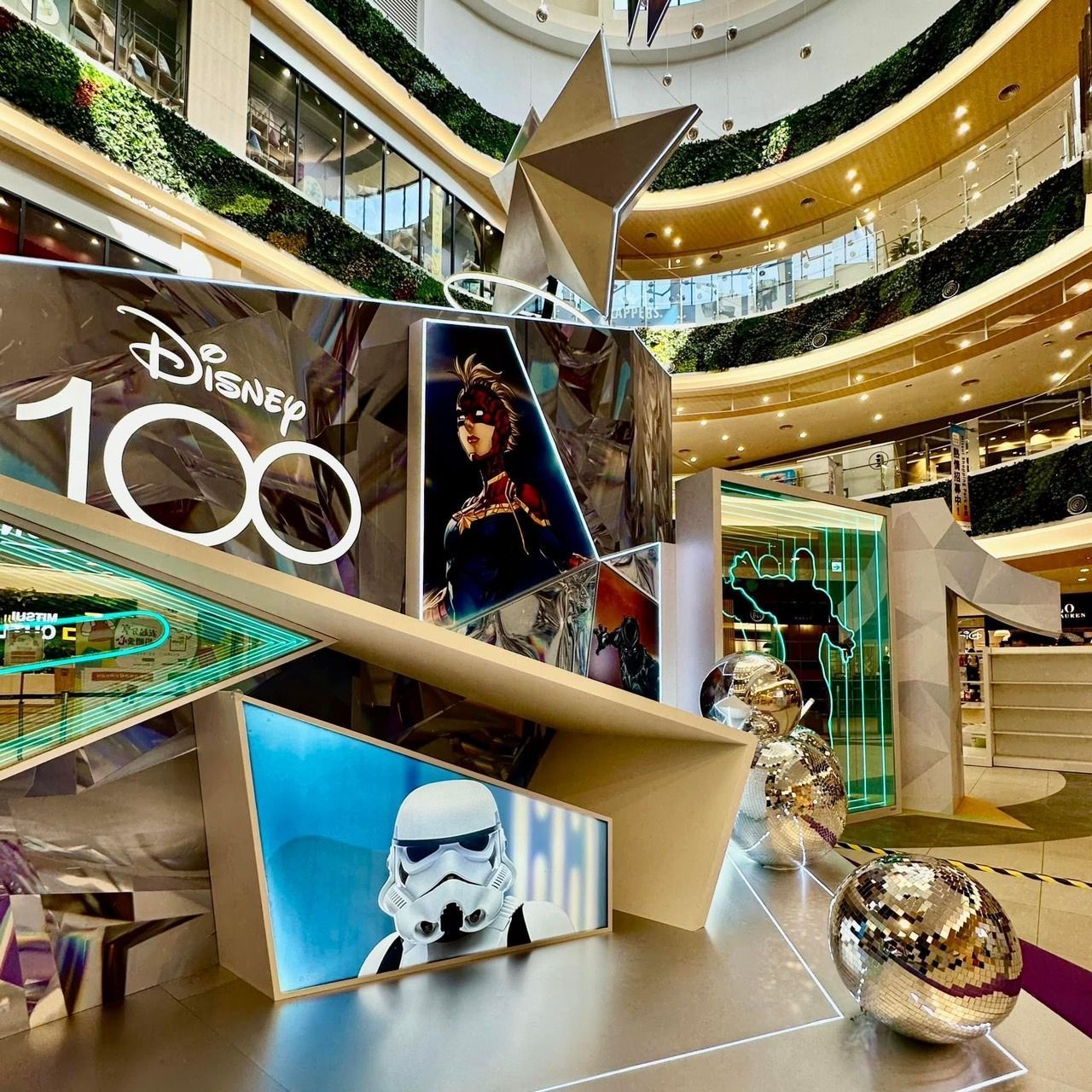 三井MITSUI OUTLET 商場創意佈置  DISNEY 100周年 