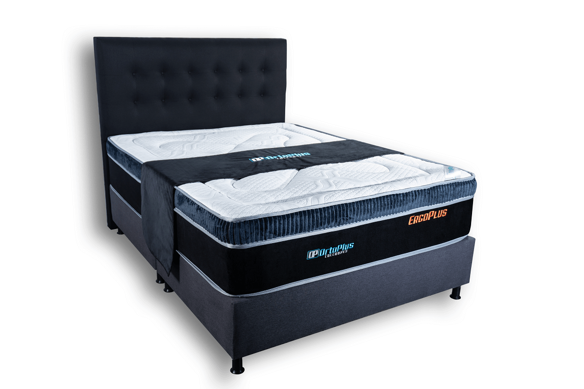 Cama negra con cabecera capitoné, colchón blanco y detalles en azul oscuro.