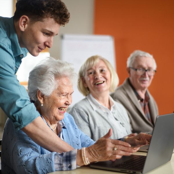 Personas adultas mayores compartiendo y aprendiendo con otras generaciones