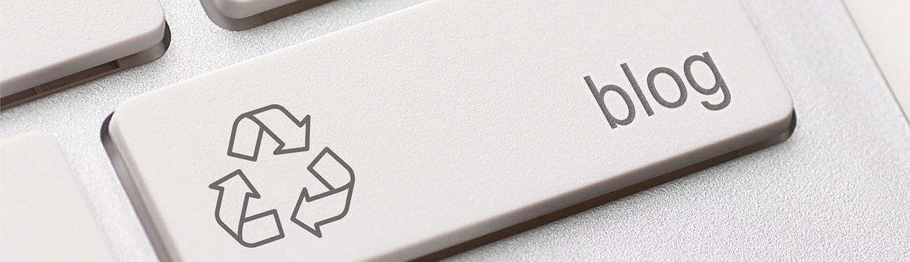Close-up of a keyboard key labeled “blog” with a recycle icon next to it. 