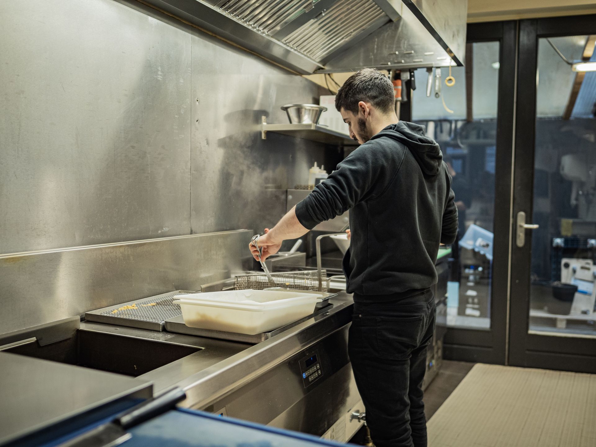 KITCHEN PORTER