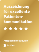 A gold badge with the words `` auszeichnung fur exzellente patienten kommunikation '' written on it.