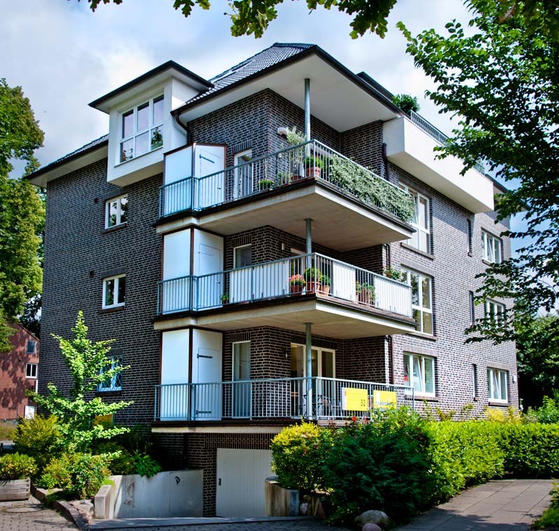 Ein großes Backsteingebäude mit vielen Fenstern und Balkonen