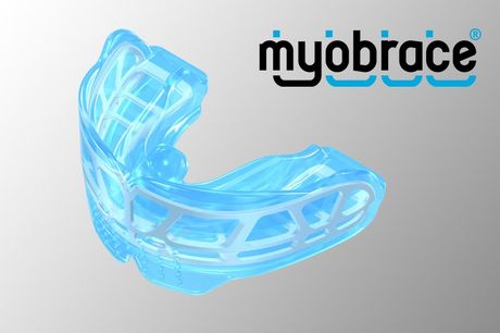 Ein blauer Myobrace-Mundschutz auf grauem Hintergrund