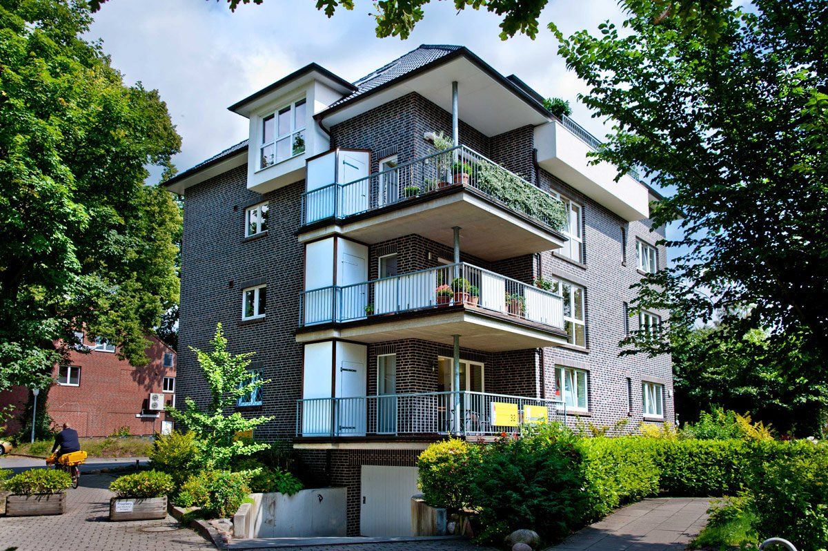 Ein großes Mehrfamilienhaus mit vielen Balkonen
