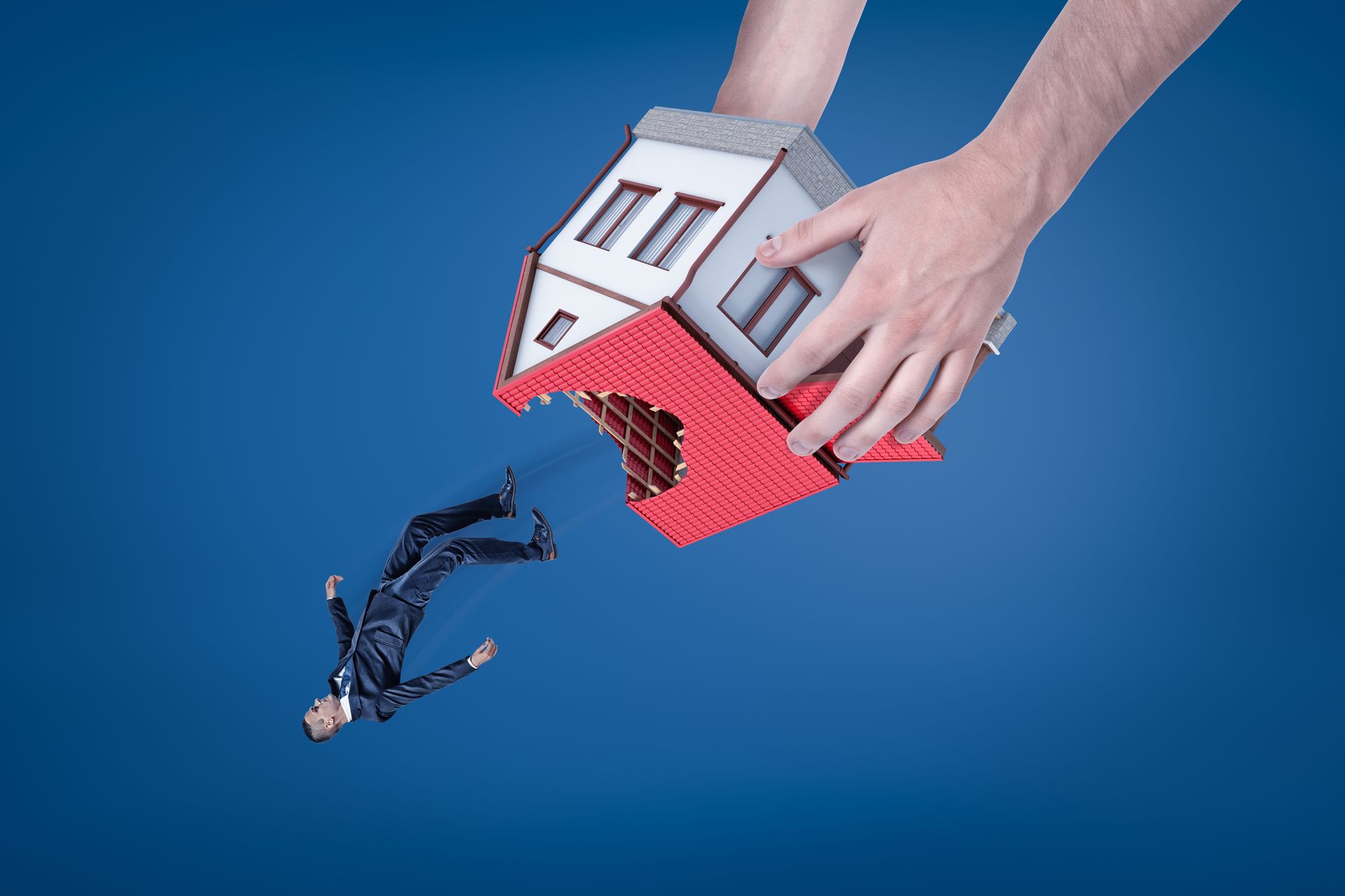 Mani che tengono una casa giocattolo con una figura che cade; suggerisce lo sfratto.