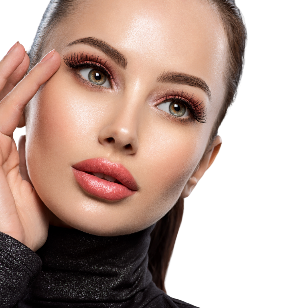 Frau mit Permanent Make-up an Augenbrauen und Lippen