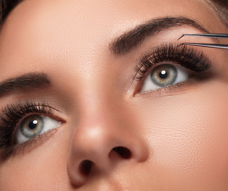 Nahaufnahme eines Auges mit verlängerten Wimpern