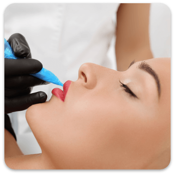 Lippen werden mit Permanent Make-up pigmentiert
