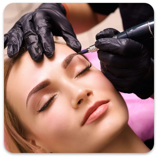 Augenbrauen werden mit dem Permanent-Make-up-Gerät pigmentiert