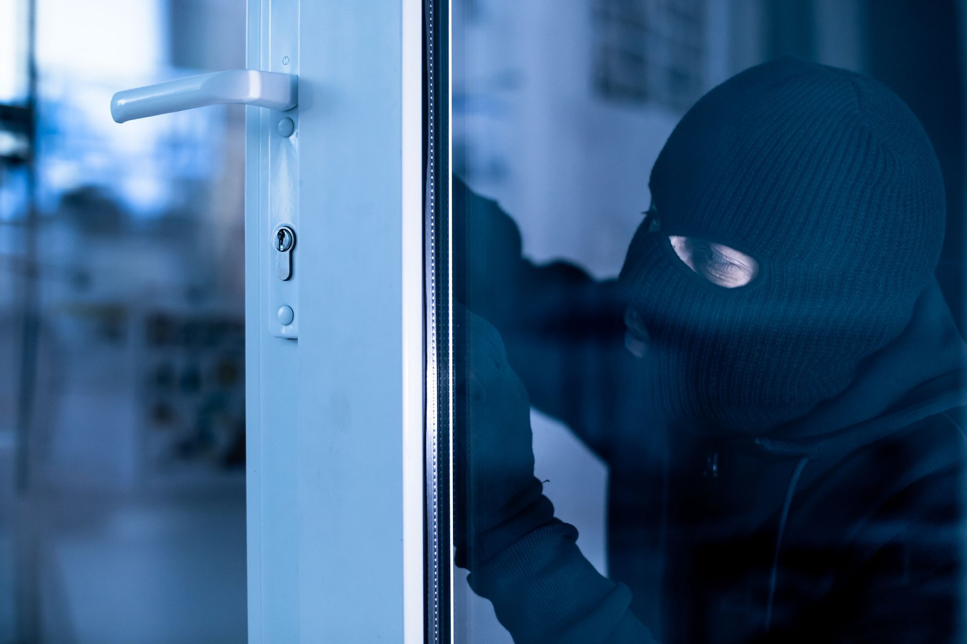 ladro che cerca di entrare dalla porta