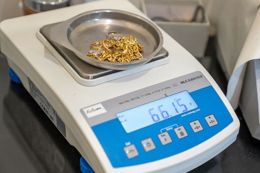 Oro e preziosi su vassoio di valutazione