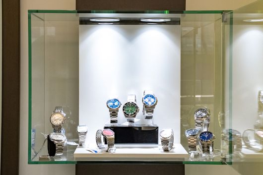 Orologio in riparazione con strumenti da orologiaio