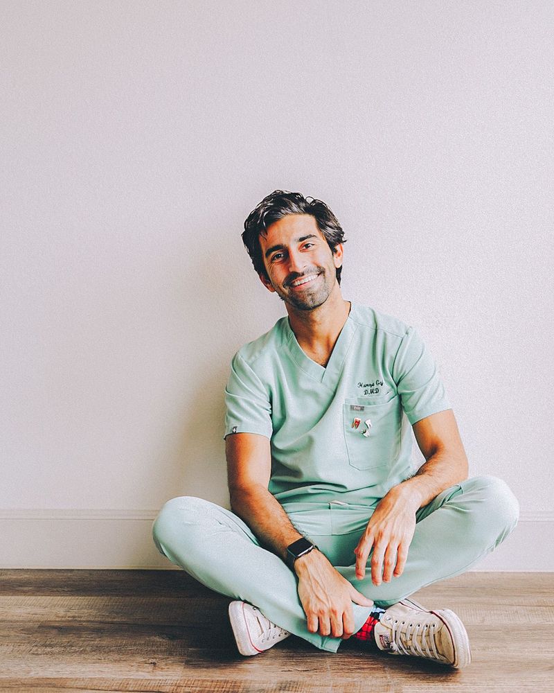 El Dr. Hamza Gaj sonriendo en una sala de tratamiento de Vida Dental