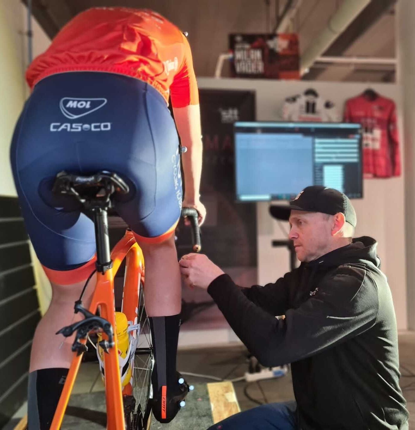 Erik voert een bikefitting uit