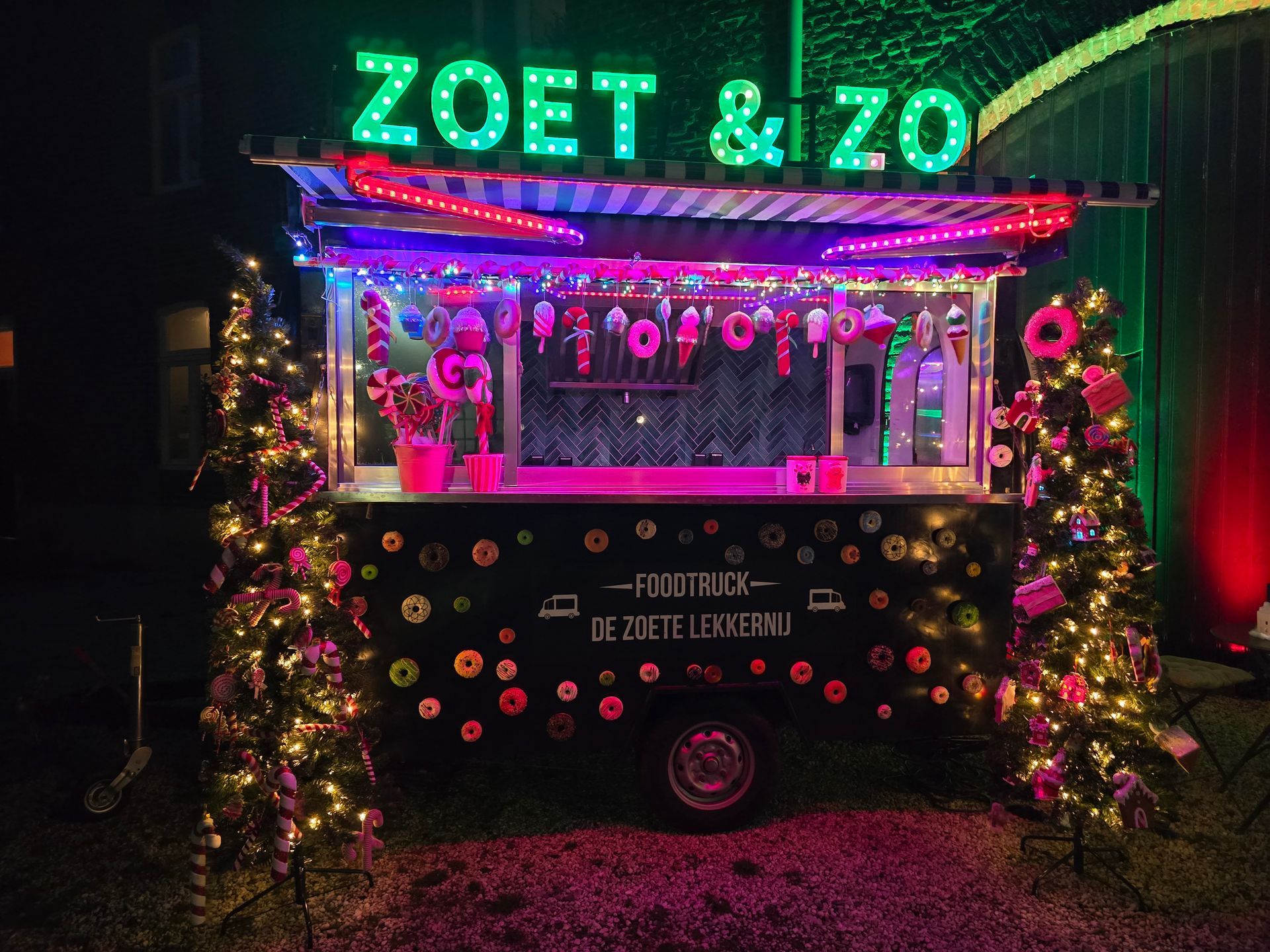 Verlicht Churros Zoet & Zo logo op de foodtruck

