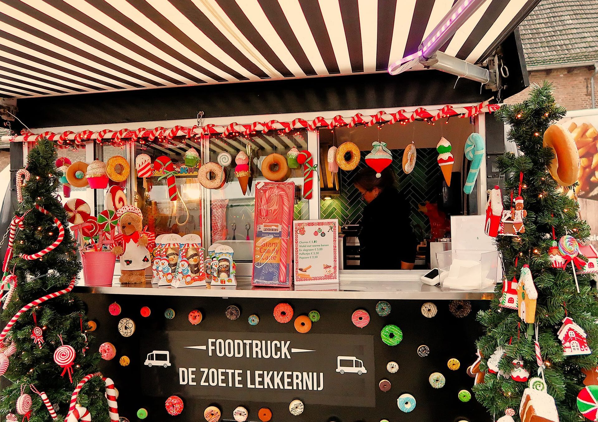 Dessert foodtruck met donuts, churros en wafels op een evenement