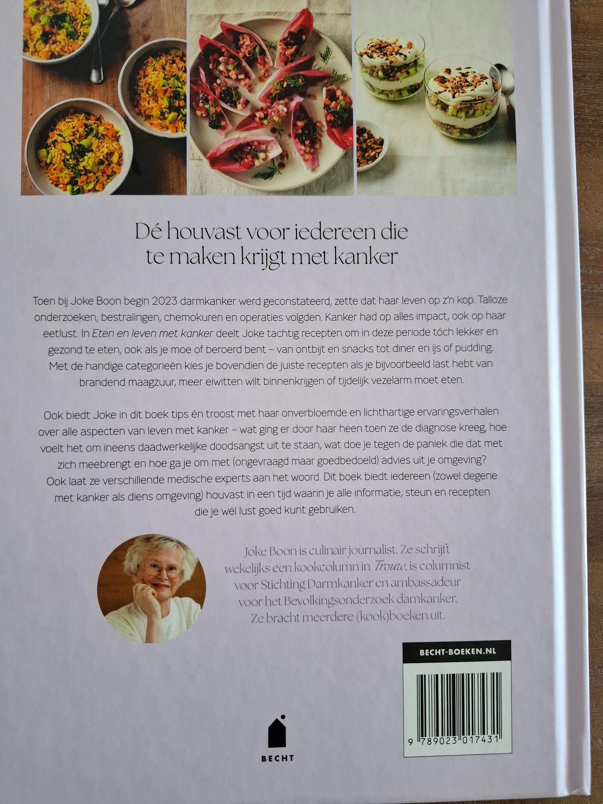 Achterkant van een kookboek met afbeeldingen van gerechten en tekst, met een portret van een vrouw.