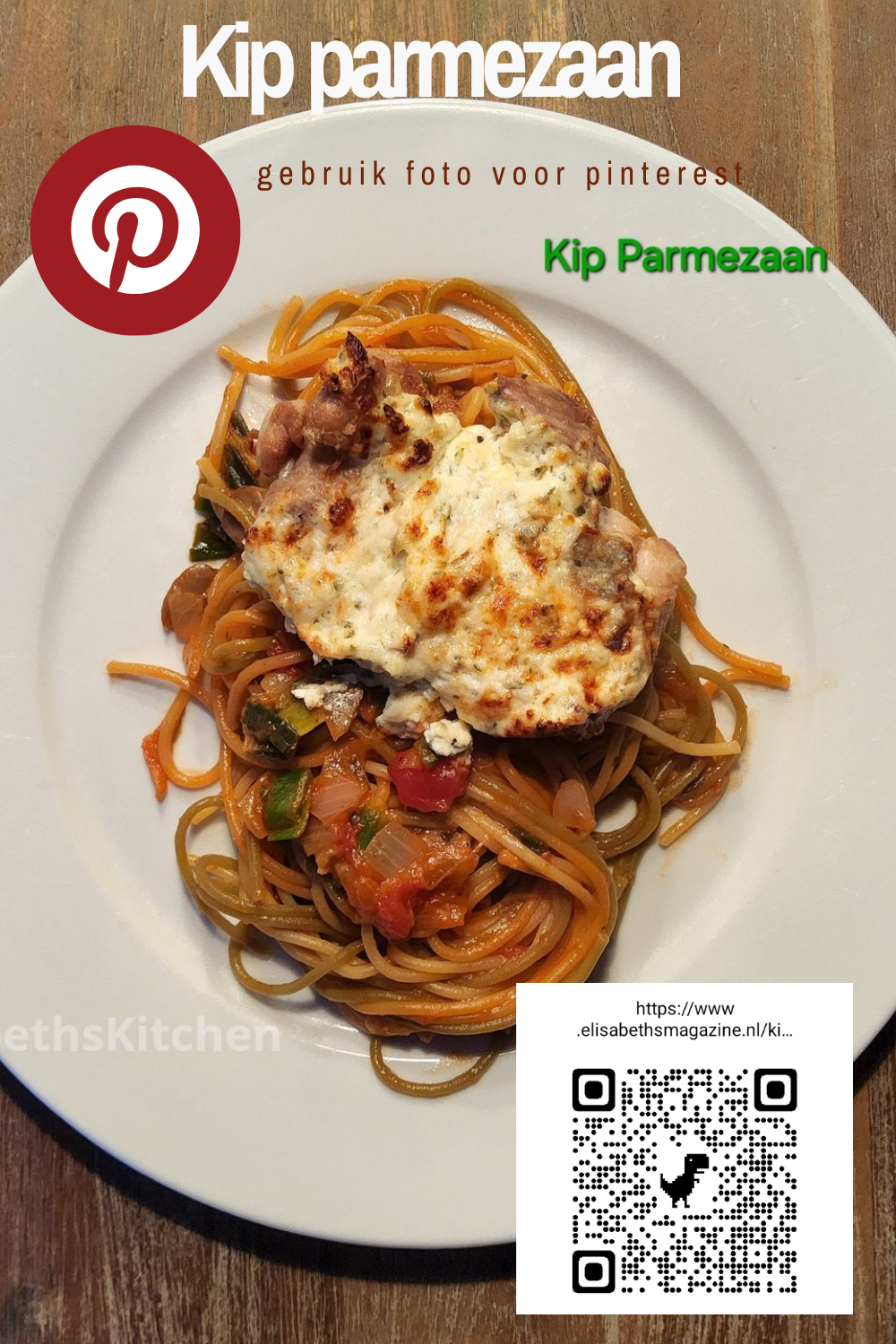 Kip Parmigiana met spaghetti op een wit bord; Pinterest-logo en QR-code in de hoek.