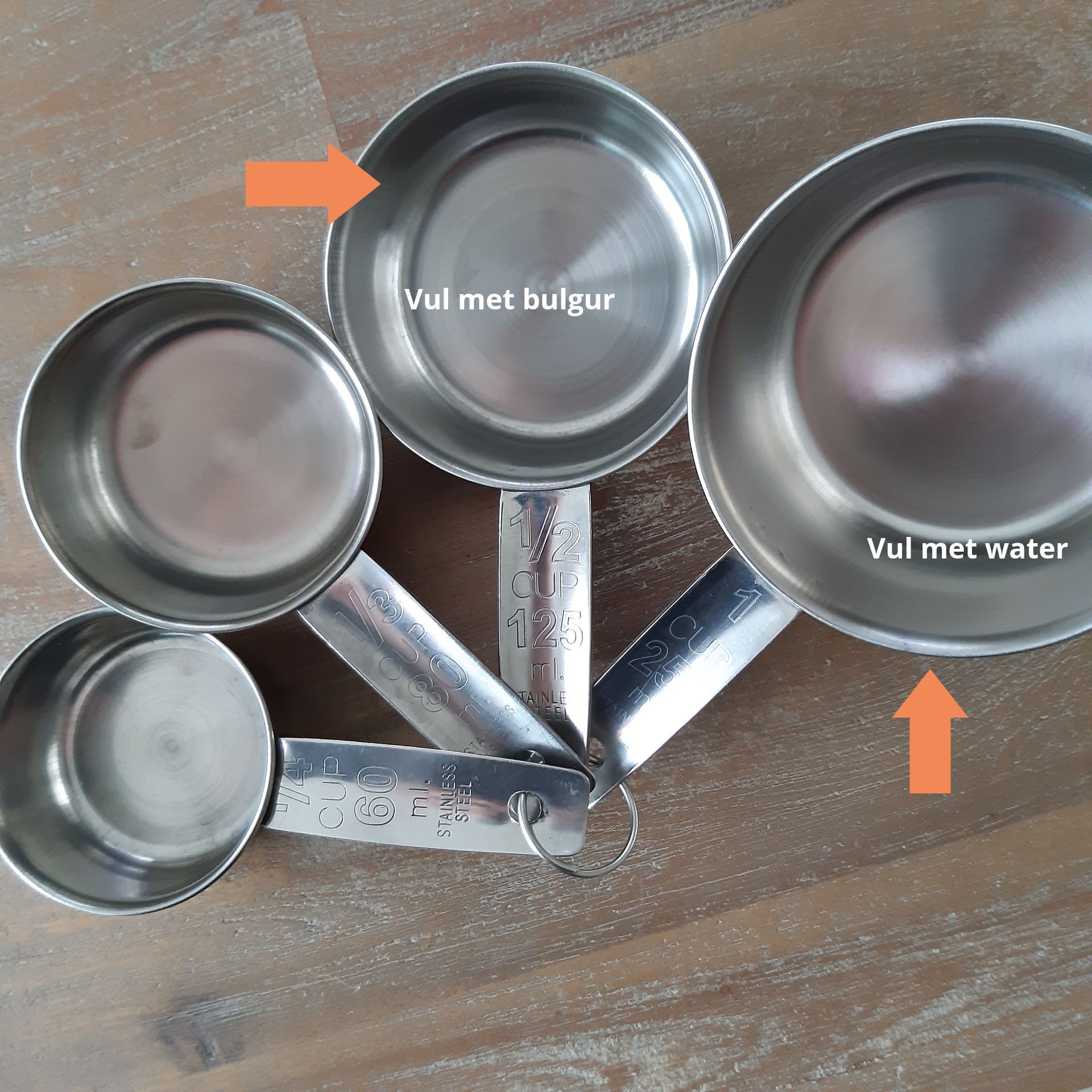 Maatbekers met bulgur en water, voorzien van etiketten.