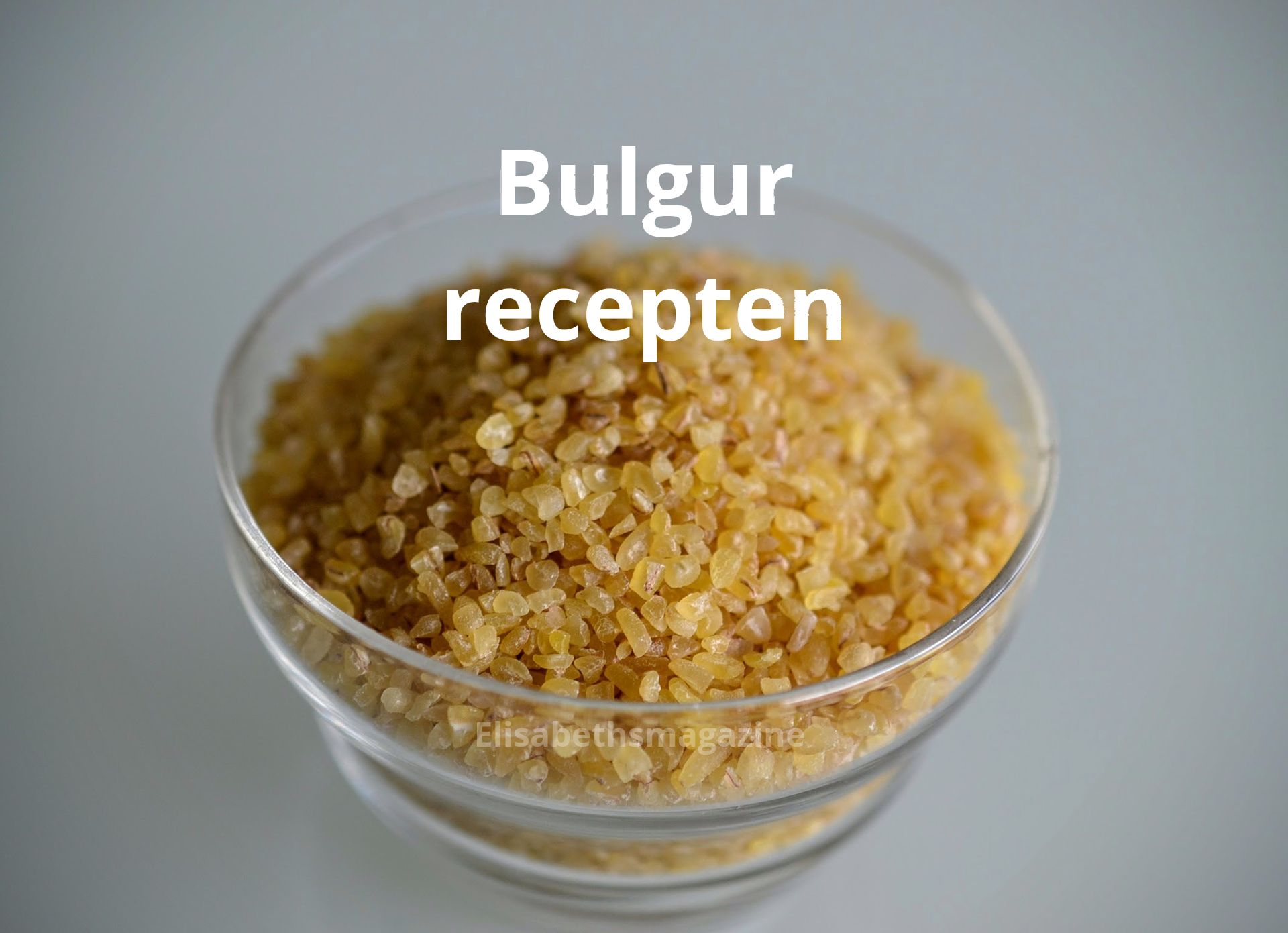 Bulgur in een doorzichtige kom, met de tekst