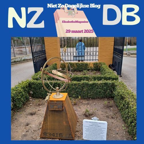 Buitenscène: Metalen sculptuur met persoon op de achtergrond, heg, poort. Blauwe achtergrond met tekst