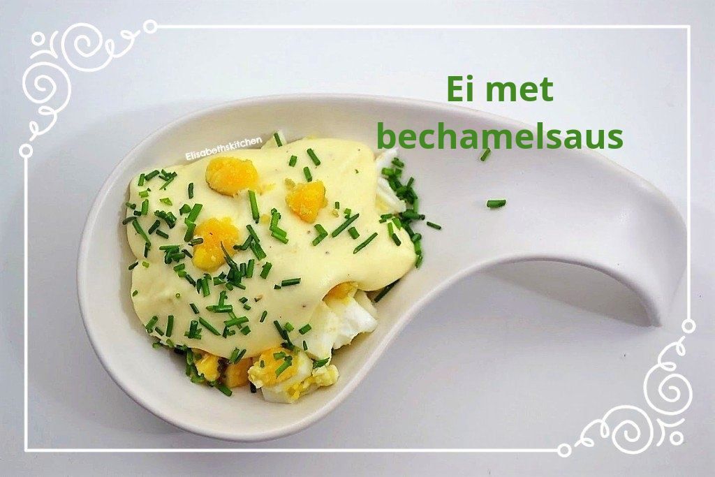 Scroll door voor het recept Ei met bechamelsaus in een wit, lepelvormig schaaltje, gegarneerd met bieslook en oranje kaviaar.