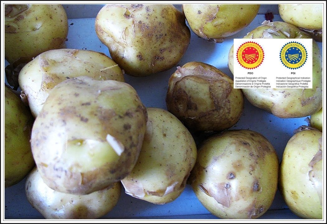 Aardappelen met ingelegde logo's; één rode, één blauwe.