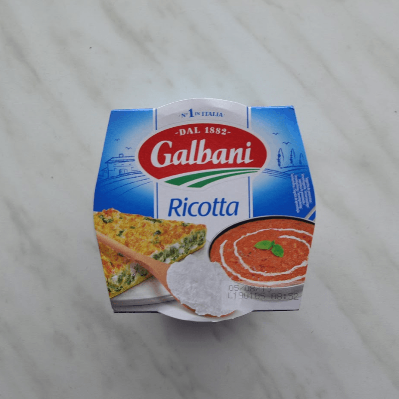 Verpakking van Galbani Ricotta met productafbeelding, wit en blauw.