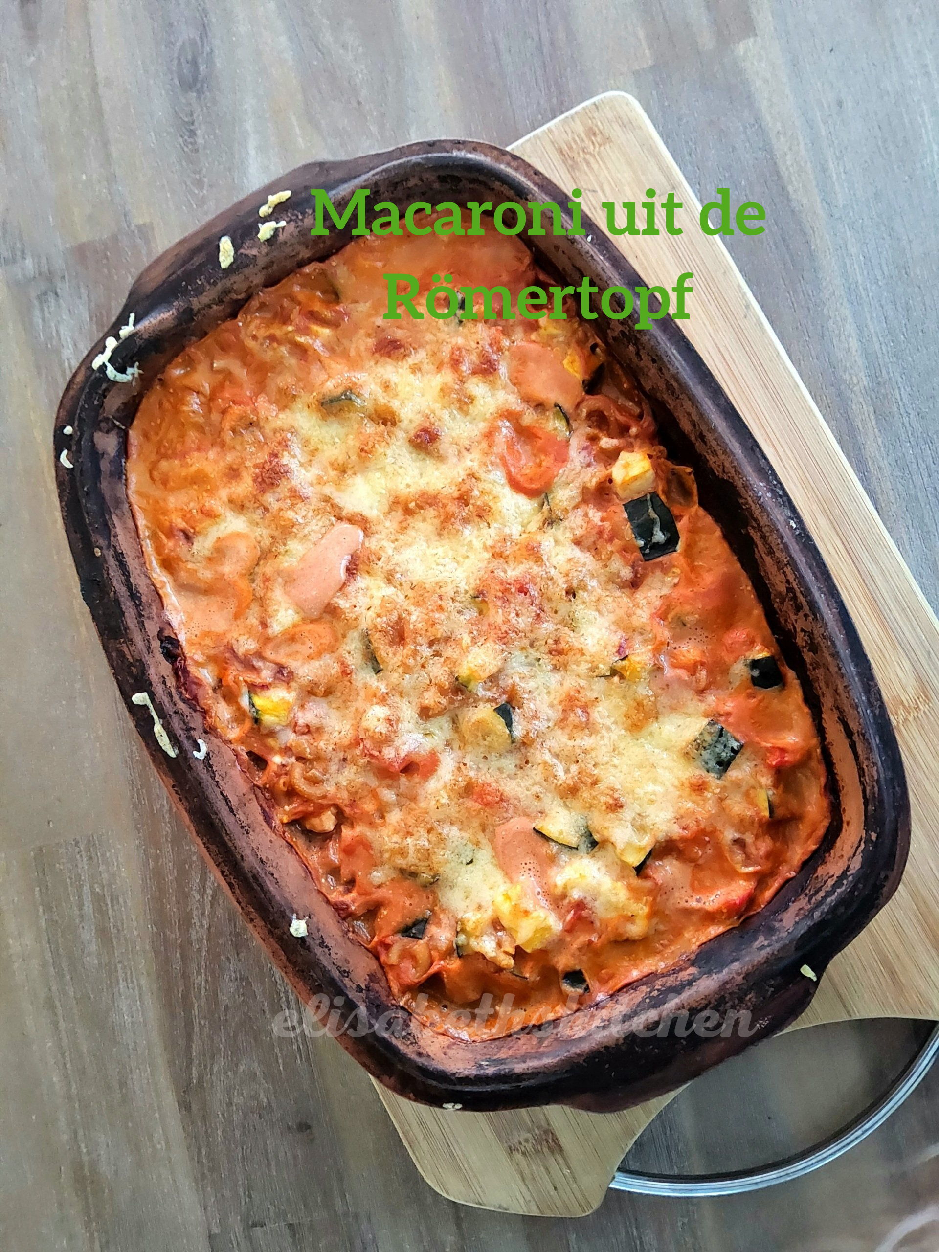 Verderop de pagina staat het recept Macaronischotel in een bruine, rustieke ovenschaal, bedekt met gesmolten kaas.