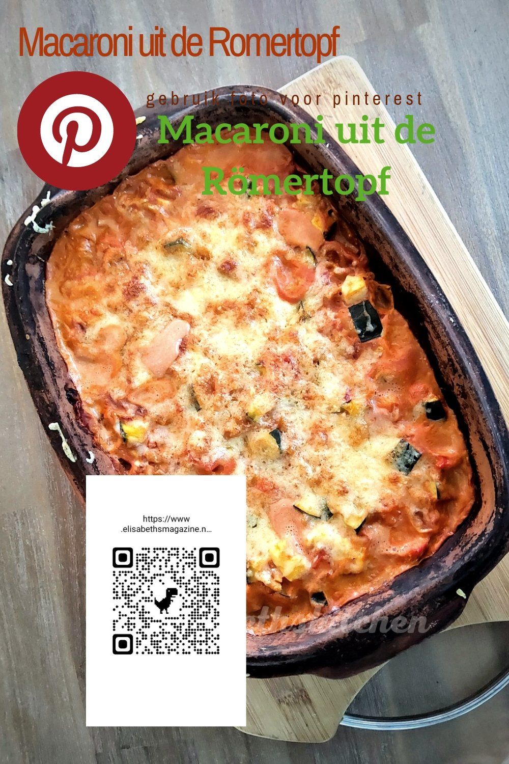 gebruik deze foto om op te slaan op je pinterestpagina Macaroni gebakken in een Römertopf-schaal, bedekt met kaas. QR-code zichtbaar.