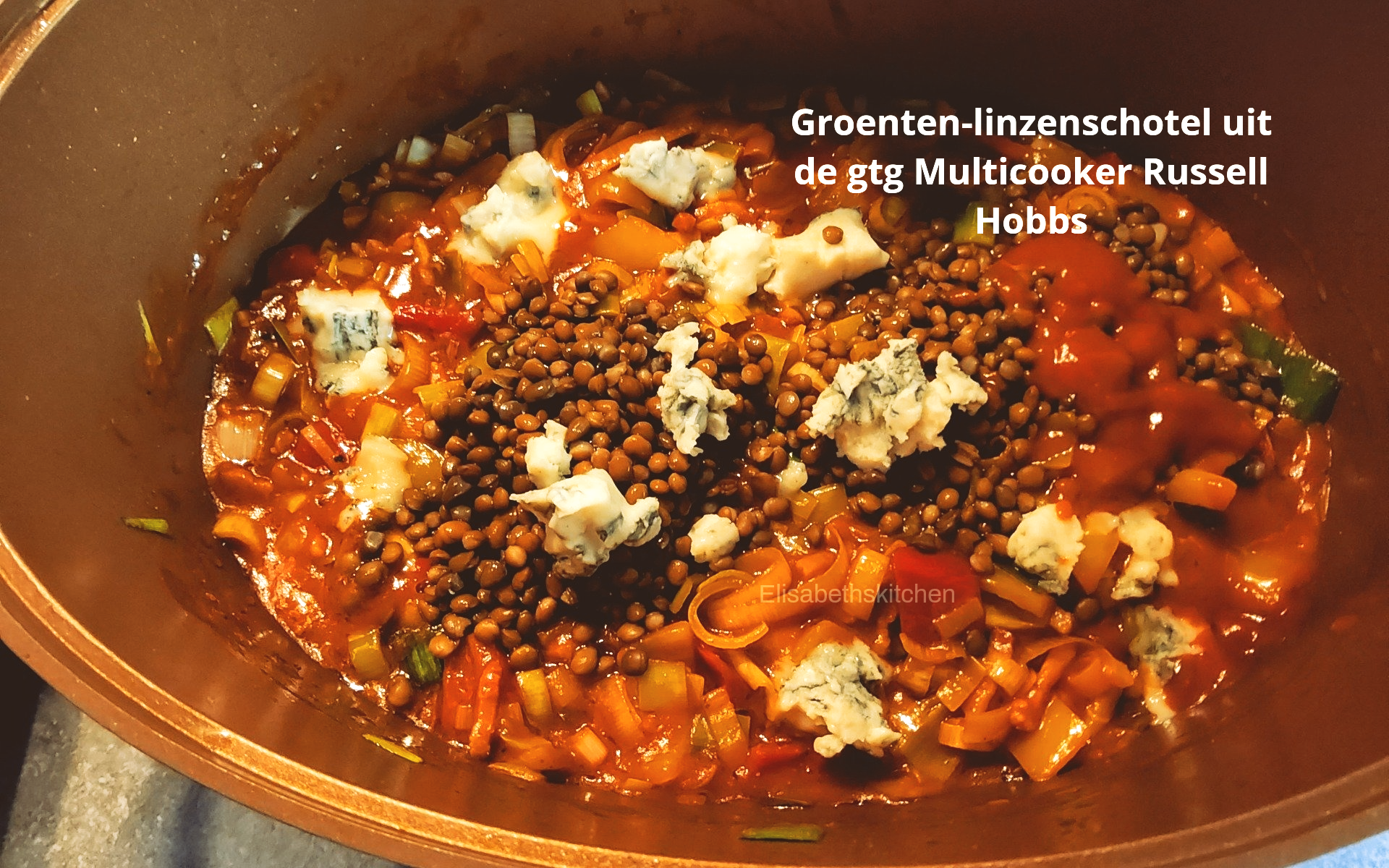 Verderop de pagina staat het recept Een stoofpot van linzen en groenten uit een multicooker, gegarneerd met blauwe kaas.