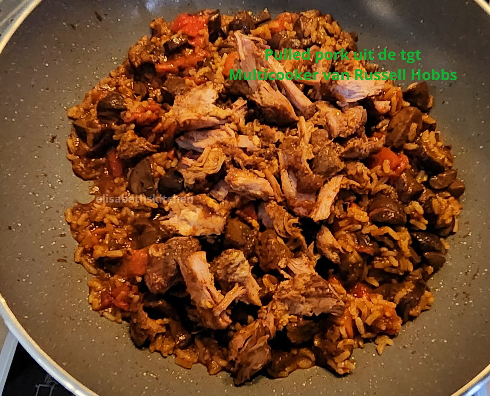 Gebakken gerecht uit de pan: reepjes vlees met rijst, champignons en tomaten.