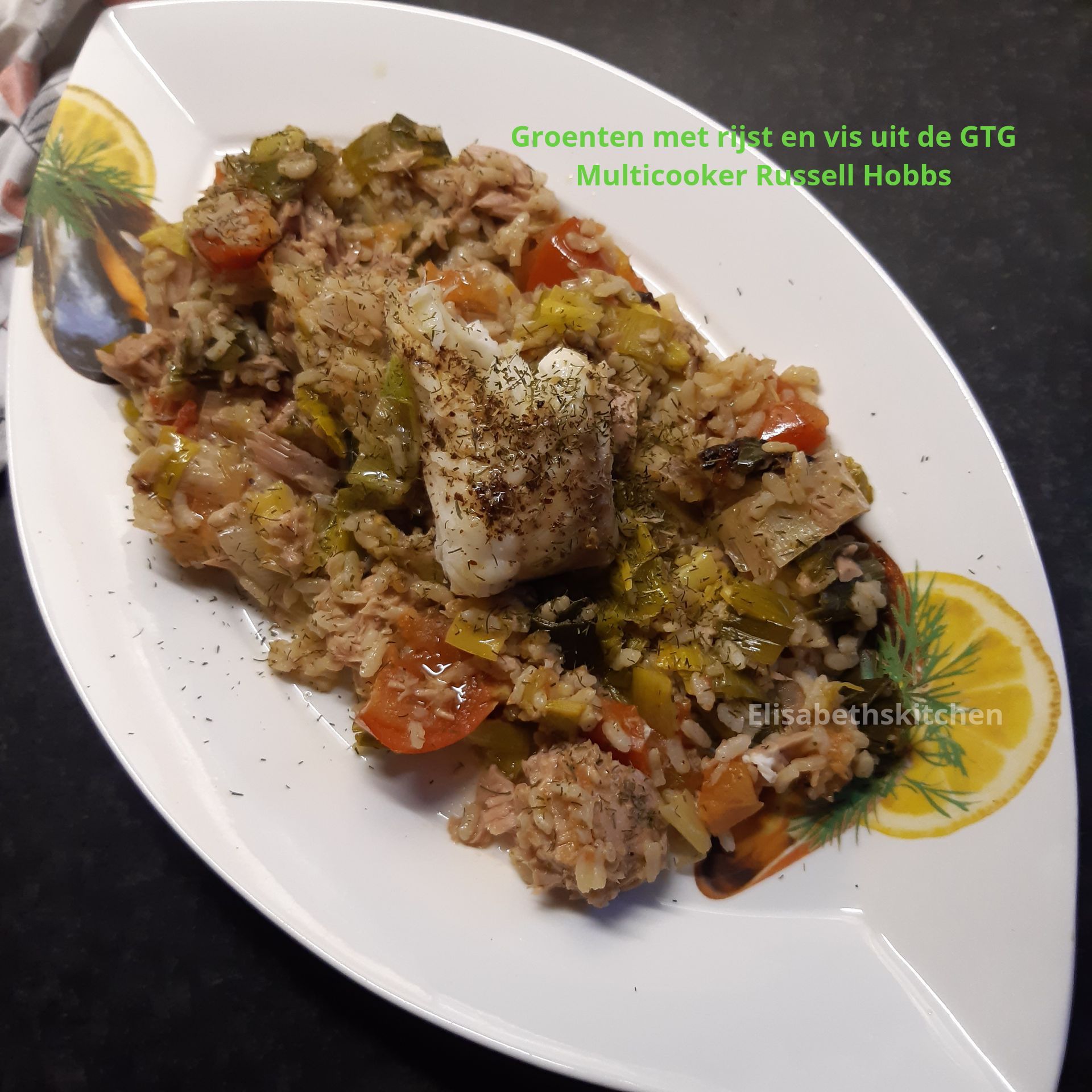 Een bord met rijst, groenten en vis, bereid in een Russell Hobbs multicooker.
