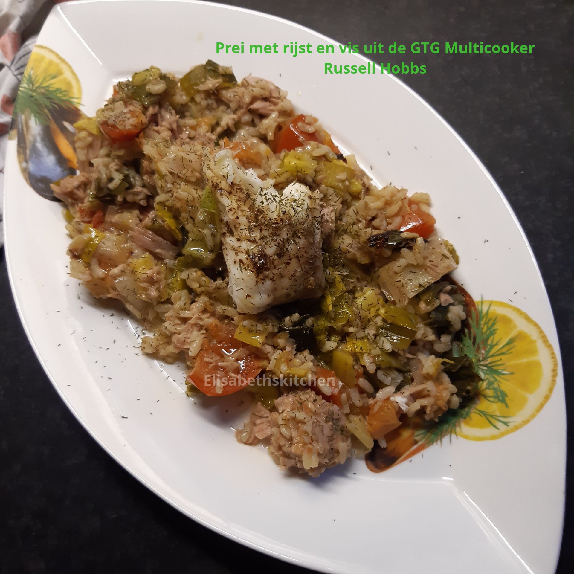 Vis- en rijstgerecht op een wit bord, met groenten. Titel: