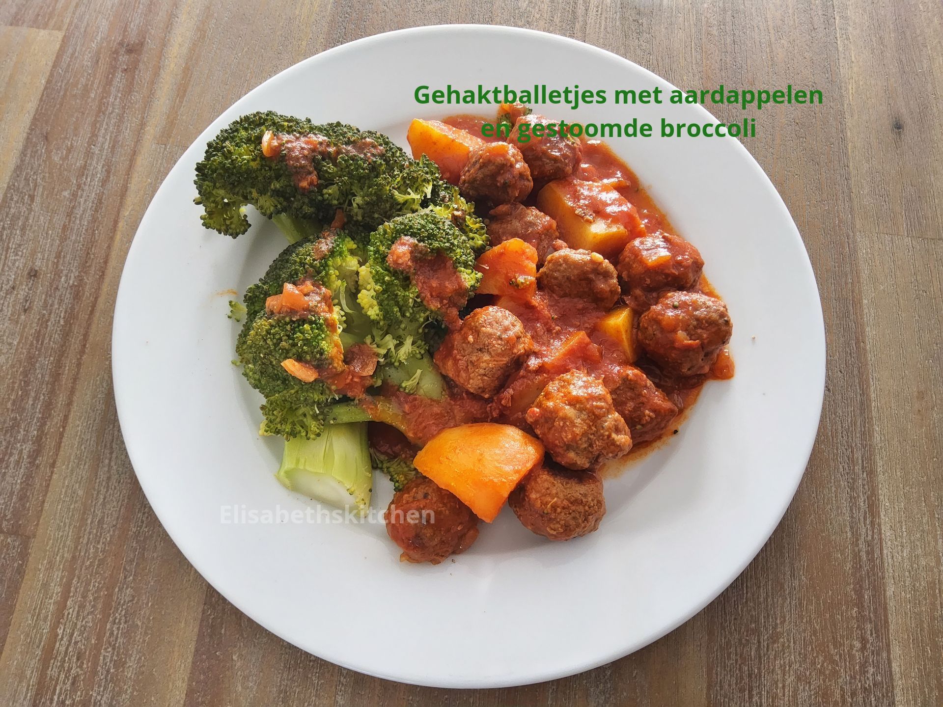 Scroll door voor het recept Wit bord met gehaktballetjes, aardappelen en gestoomde broccoli in saus.