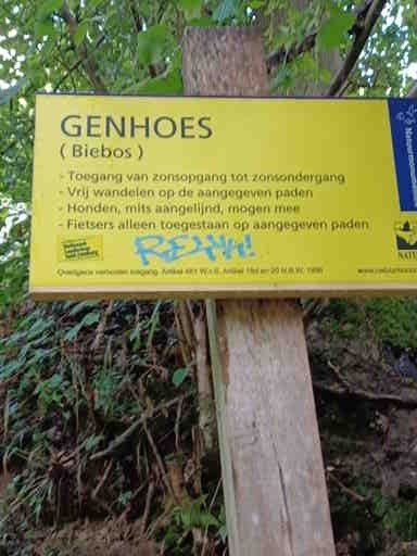Geel bord in het bos: